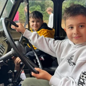 Deti pri dobrodružnej aktivite v dennom tábore v Bratislave