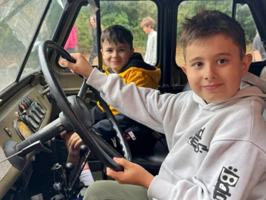 Deti pri dobrodružnej aktivite v dennom tábore v Bratislave