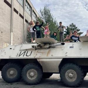 Deti pri hrách v prírode na dennom tábore v Bratislave