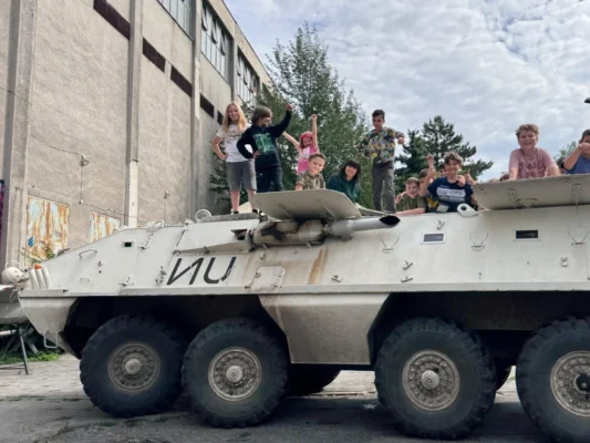 Deti pri hrách v prírode na dennom tábore v Bratislave