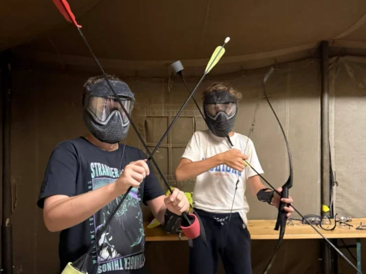 Teenageri si užívajú šport a zábavu v letnom dennom tábore v Bratislave