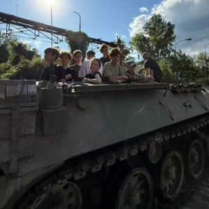 Teenageri pri zážitkových aktivitách v dennom tábore v Bratislave