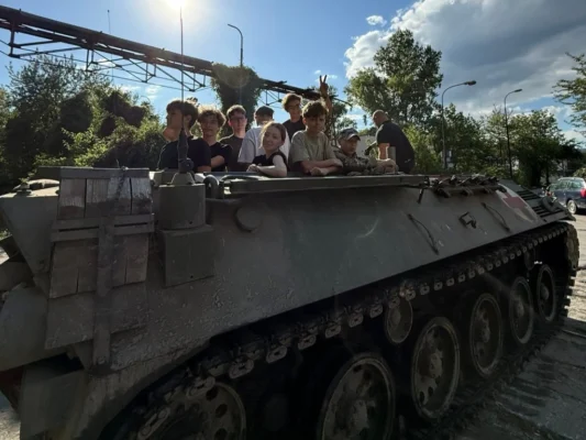 Teenageri pri zážitkových aktivitách v dennom tábore v Bratislave