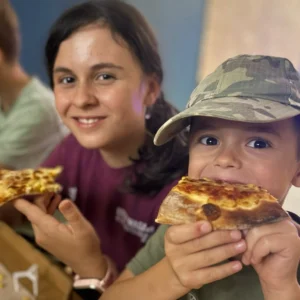 Deti si užívajú zážitkový program v dennom detskom tábore v Bratislave