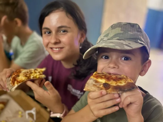 Deti si užívajú zážitkový program v dennom detskom tábore v Bratislave
