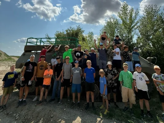 Deti pri zábavných aktivitách v dennom tábore v Bratislave