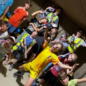 Deti pri skupinovej hre v dennom detskom tábore v Bratislave