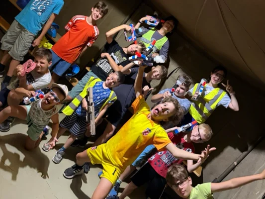 Deti pri skupinovej hre v dennom detskom tábore v Bratislave