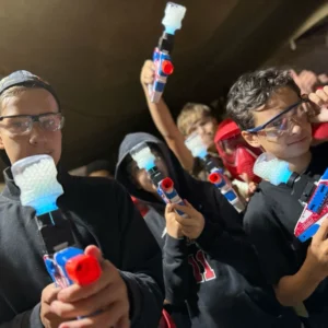 Teenageri si užívajú zážitky v dennom tábore v Bratislave