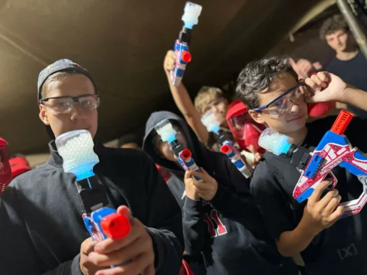 Teenageri si užívajú zážitky v dennom tábore v Bratislave