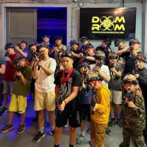 Deti pri tímovej spolupráci a súťaži na detskom tábore v Bratislave