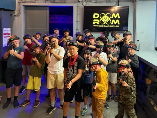 Deti pri tímovej spolupráci a súťaži na detskom tábore v Bratislave