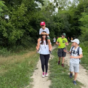 Animátori a deti počas programu v letnom dennom tábore v Bratislave