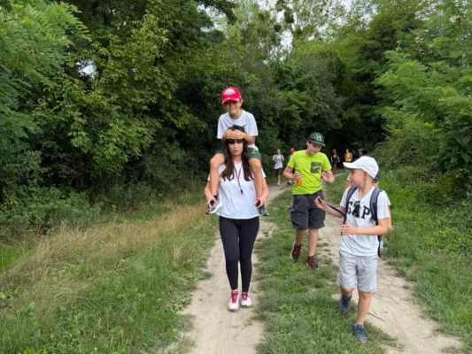 Animátori a deti počas programu v letnom dennom tábore v Bratislave