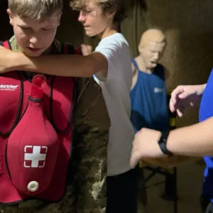 Teenageri pri tímovej spolupráci počas denného campu v Bratislave