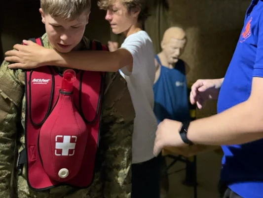 Teenageri pri tímovej spolupráci počas denného campu v Bratislave