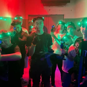 Teenageri pri skupinových aktivitách v dennom tábore v Bratislave