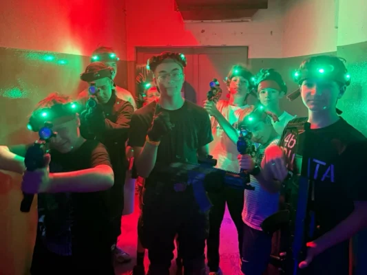 Teenageri pri skupinových aktivitách v dennom tábore v Bratislave